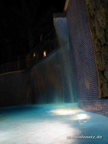 Der Wasserfall am Pool bei Nacht