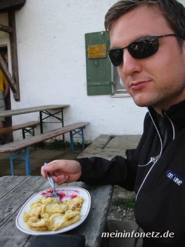 Simon hat schon seinen leckeren Kaiserschmarrn fr 7 Euro. 